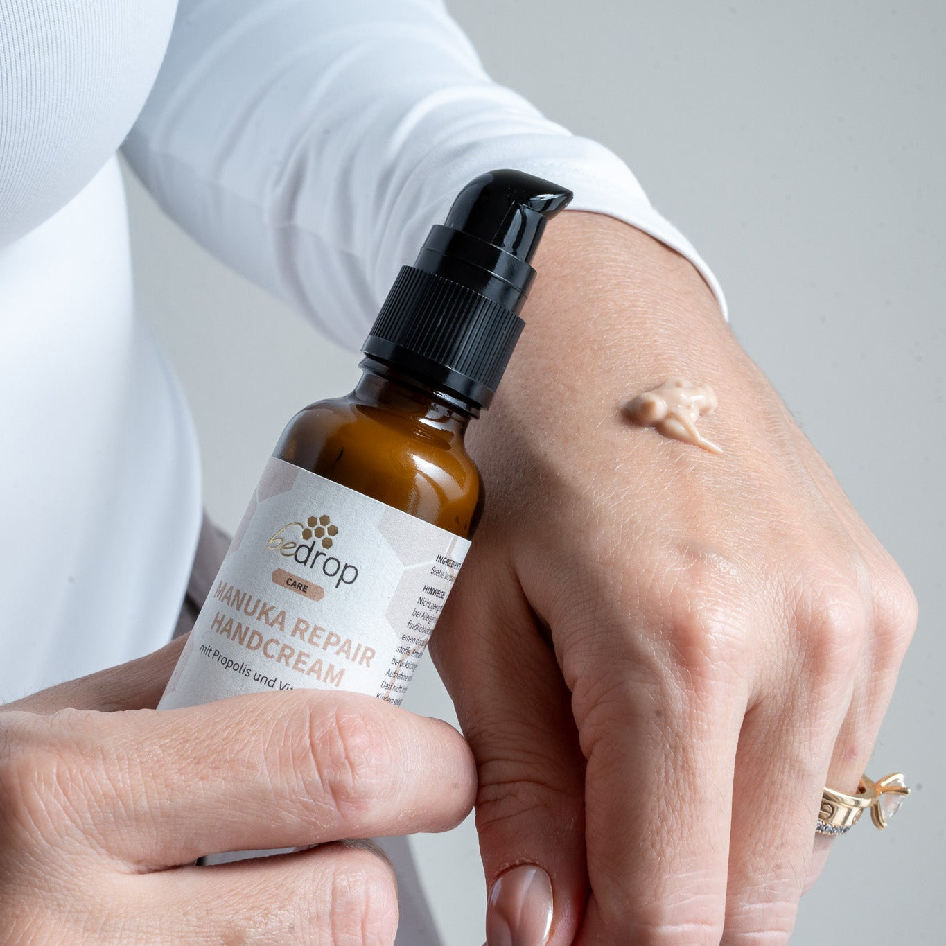 Manuka Repair Handcream / Crema mani con miele di manuka, propoli e vitamina A - 25ml